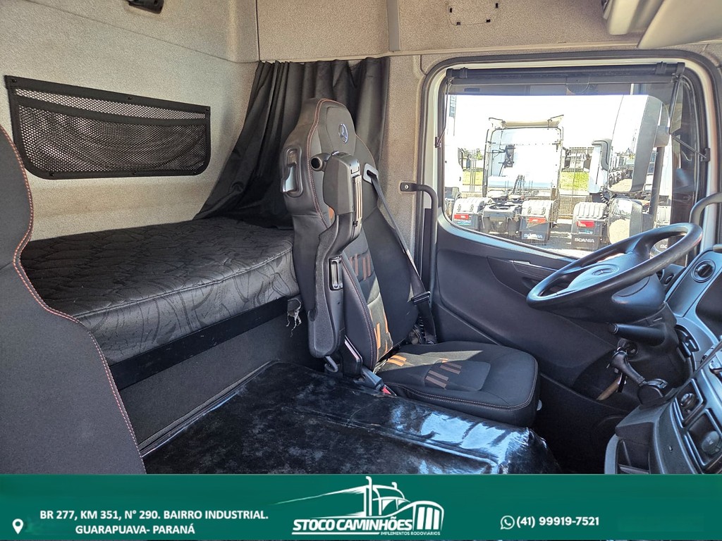 Caminhão MERCEDES BENZ MB 3030 Baú Furgão ANO 2022 de Stoco Caminhões no Paraná