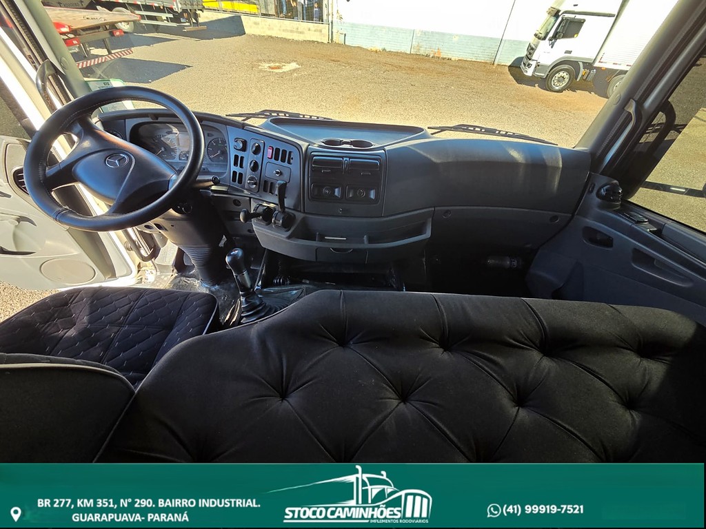 Caminhão MERCEDES BENZ MB 1933 Grade Baixa ANO 2010 de Stoco Caminhões no Paraná