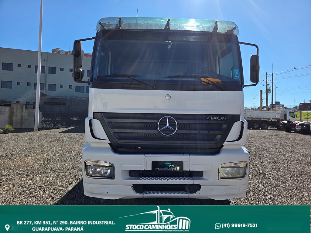 Caminhão MERCEDES BENZ MB 1933 Grade Baixa ANO 2010 de Stoco Caminhões no Paraná