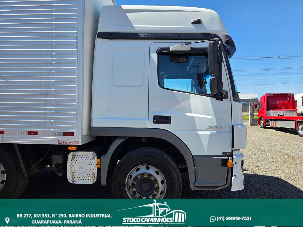 Caminhão MERCEDES BENZ MB 3030 Baú Furgão ANO 2022 de Stoco Caminhões no Paraná