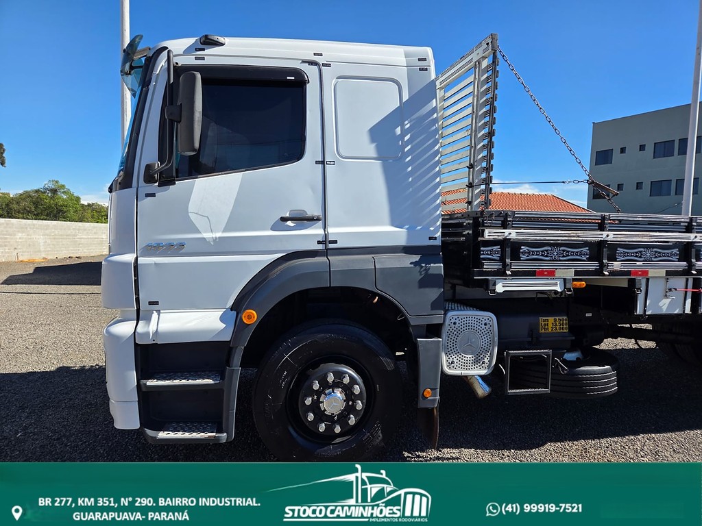 Caminhão MERCEDES BENZ MB 1933 Grade Baixa ANO 2010 de Stoco Caminhões no Paraná