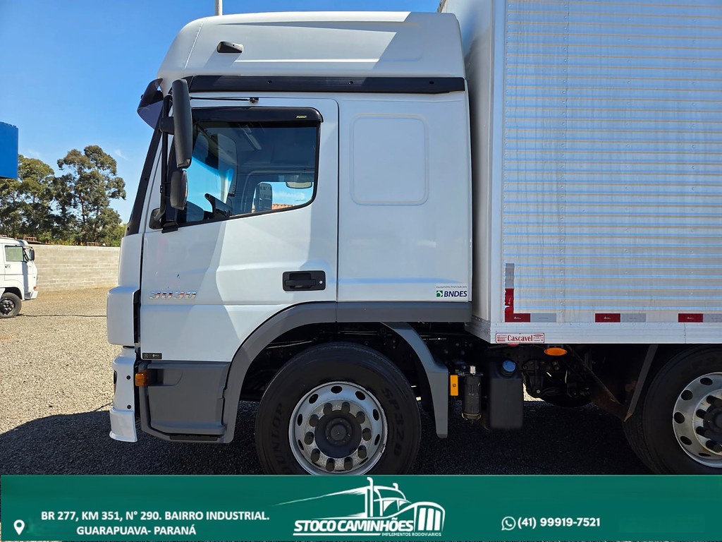Caminhão MERCEDES BENZ MB 3030 Baú Furgão ANO 2022 de Stoco Caminhões no Paraná