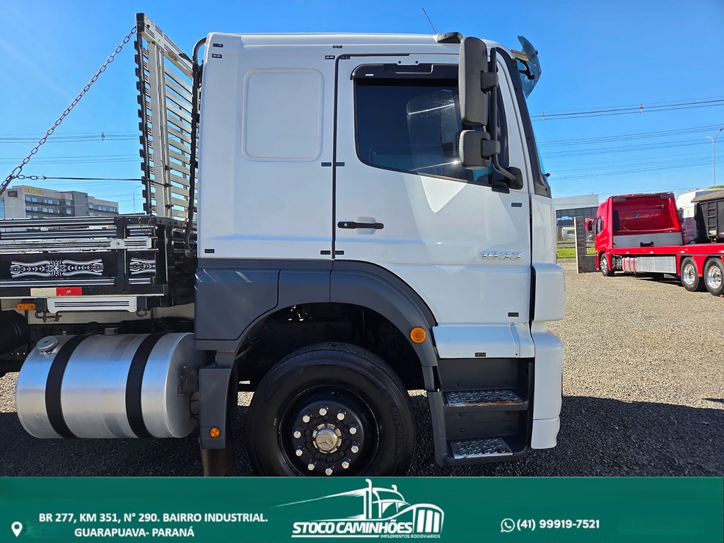 Caminhão MERCEDES BENZ MB 1933 Grade Baixa ANO 2010 de Stoco Caminhões no Paraná