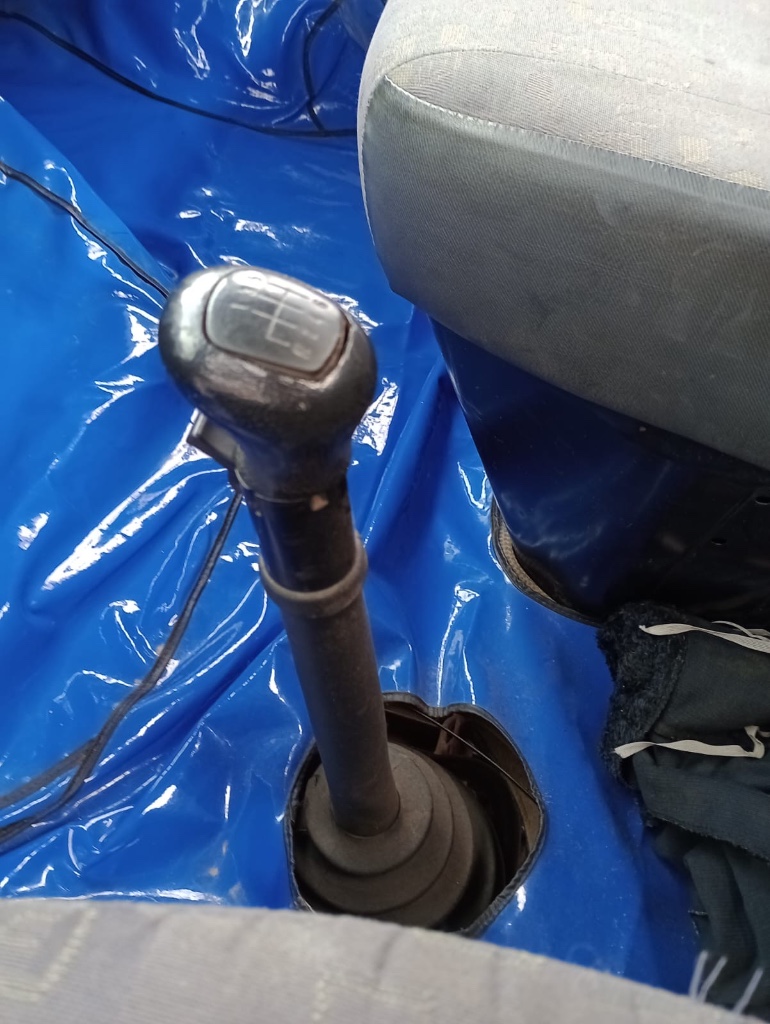 Caminhão MERCEDES BENZ MB 1620 Caçamba Basculante ANO 2003 de Pátio 43 no Paraná
