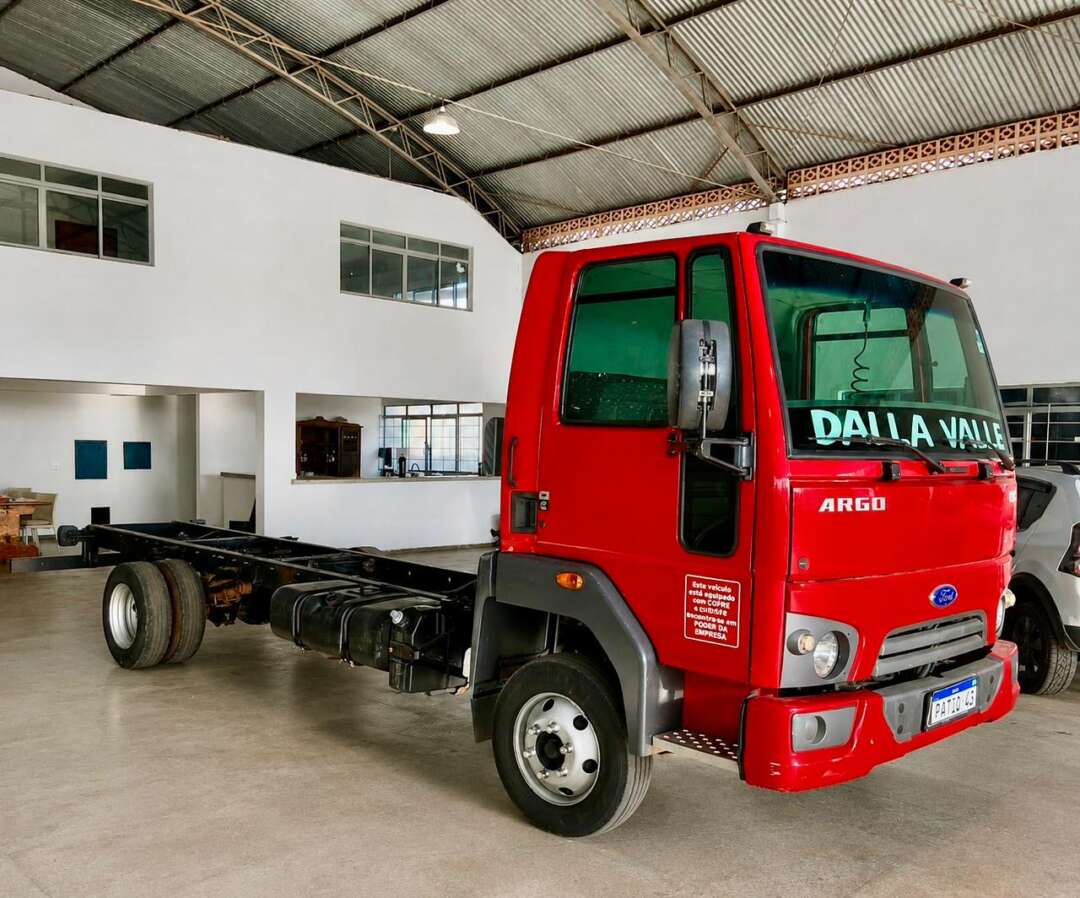 Caminhão FORD CARGO 816 Chassis ANO 2015 de Pátio 43 no Paraná
