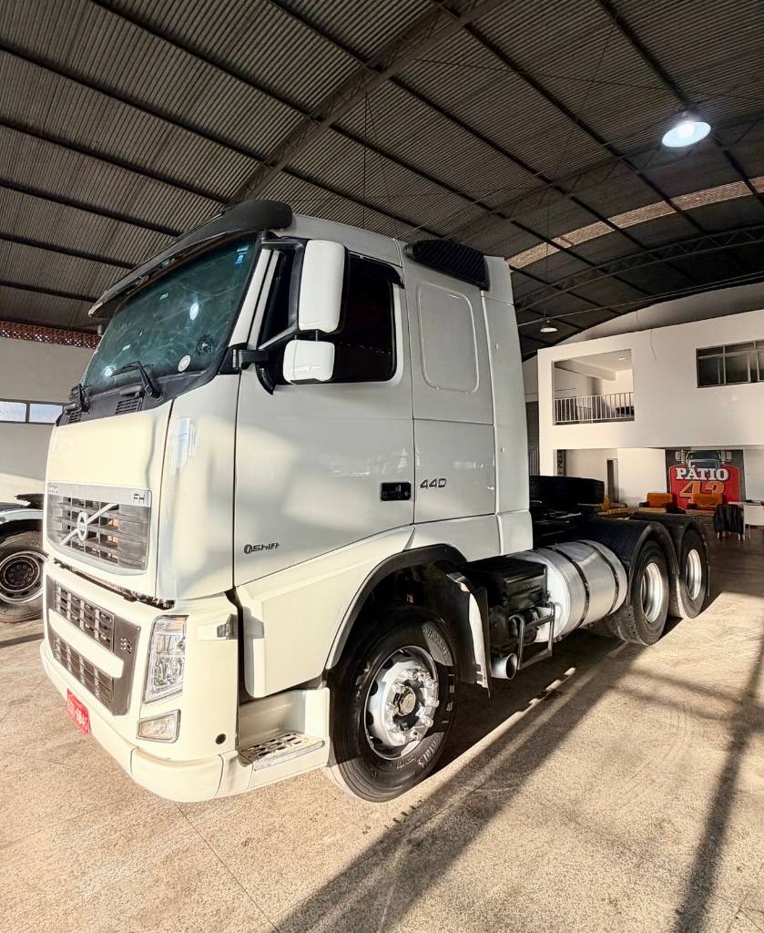 Caminhão VOLVO FH 440 Cavalo Mecânico ANO 2011 de Pátio 43 no Paraná