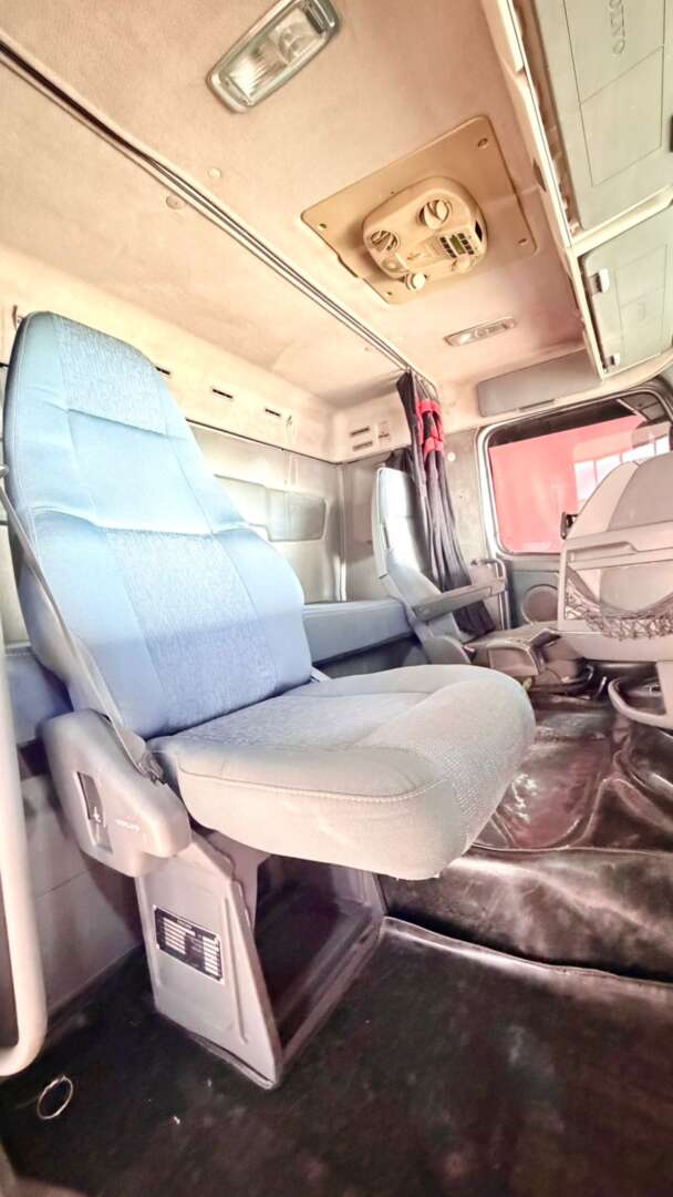 Caminhão VOLVO FH 440 Cavalo Mecânico ANO 2011 de Pátio 43 no Paraná