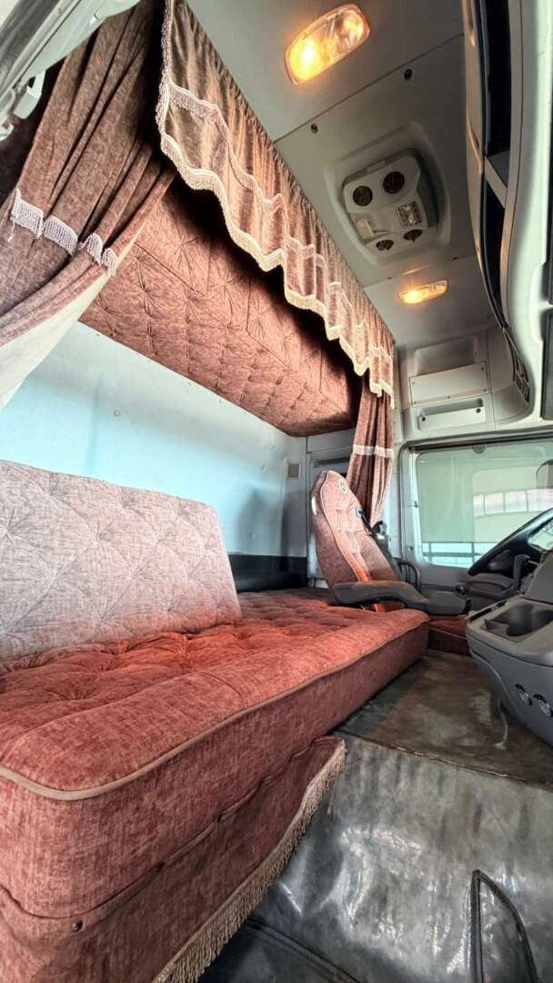 Caminhão MERCEDES BENZ MB 2546 Cavalo Mecânico ANO 2020 de Pátio 43 no Paraná