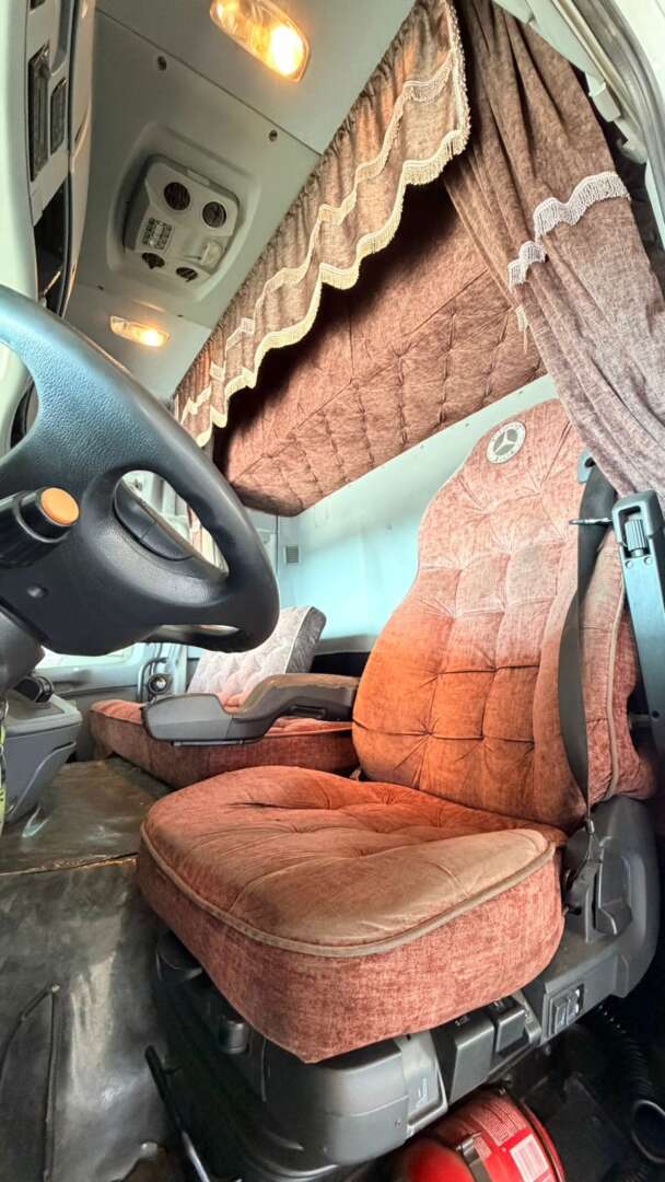 Caminhão MERCEDES BENZ MB 2546 Cavalo Mecânico ANO 2020 de Pátio 43 no Paraná