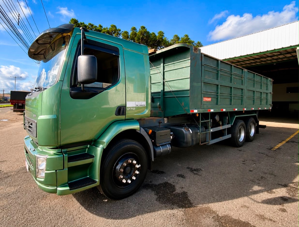 Caminhão VOLVO VM 270 Caçamba Basculante ANO 2013 de Pátio 43 no Paraná
