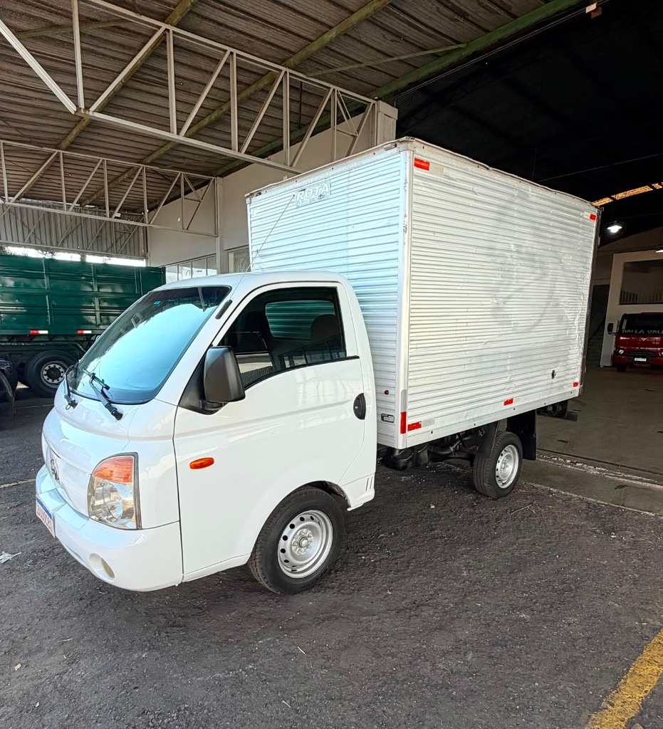 Caminhão HYUNDAI HR Baú Furgão ANO 2009 de Pátio 43 no Paraná