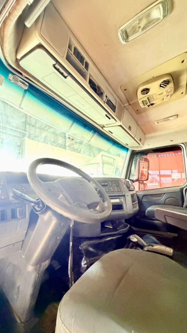 Caminhão VOLVO FH 440 Cavalo Mecânico ANO 2011 de Pátio 43 no Paraná