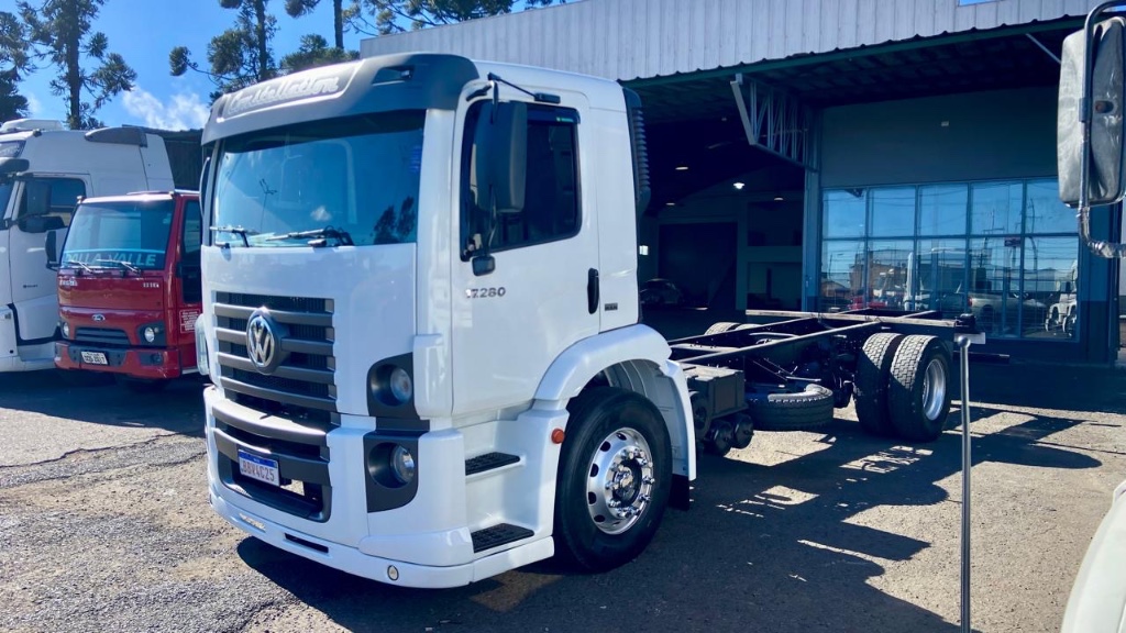 Caminhão VOLKSWAGEN VW 17280 Chassis ANO 2018 de Pátio 43 no Paraná