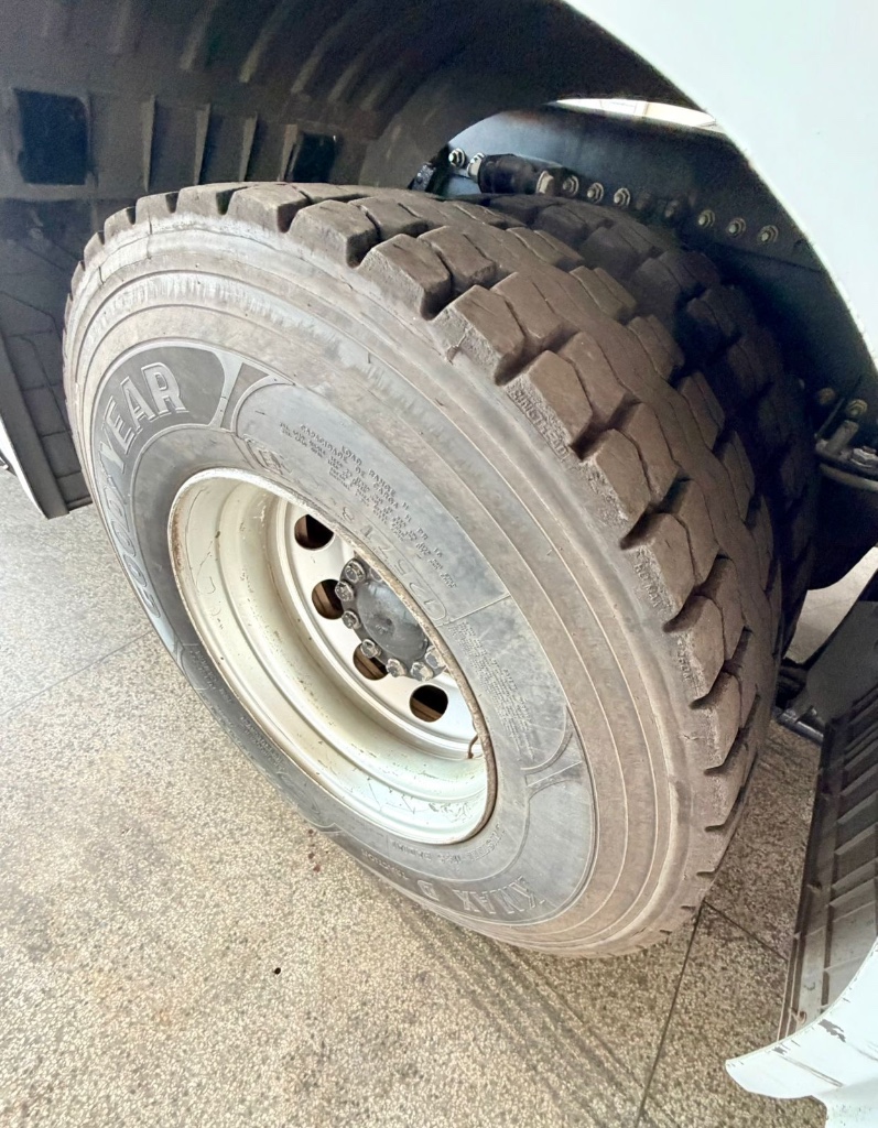 Caminhão MERCEDES BENZ MB 2546 Cavalo Mecânico ANO 2020 de Pátio 43 no Paraná