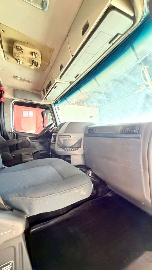 Caminhão VOLVO FH 440 Cavalo Mecânico ANO 2011 de Pátio 43 no Paraná