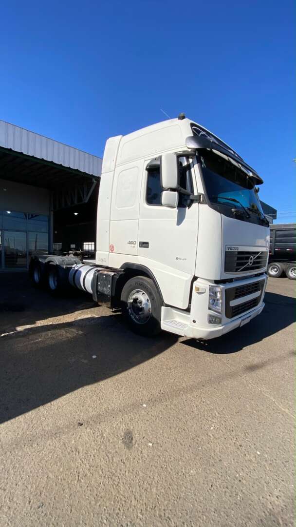 Caminhão VOLVO FH 460 Cavalo Mecânico ANO 2014 de Pátio 43 no Paraná