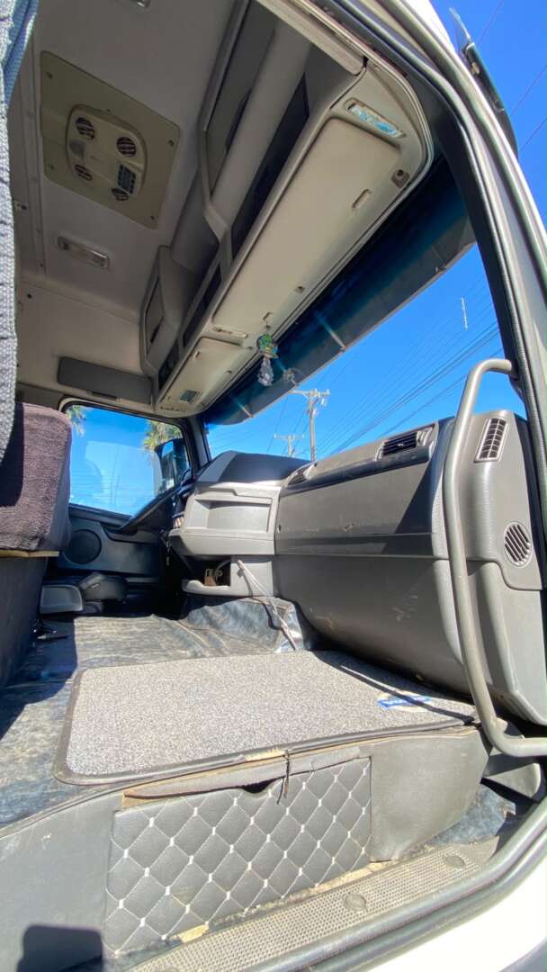 Caminhão VOLVO FH 460 Cavalo Mecânico ANO 2014 de Pátio 43 no Paraná