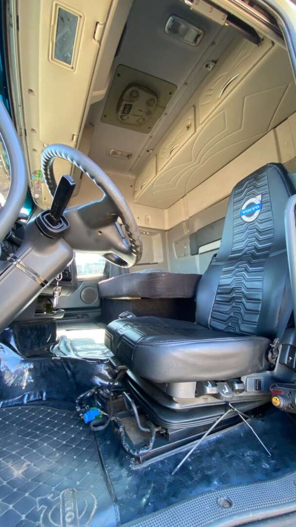 Caminhão VOLVO FH 460 Cavalo Mecânico ANO 2014 de Pátio 43 no Paraná