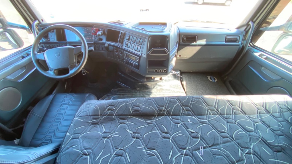 Caminhão VOLVO FH 460 Cavalo Mecânico ANO 2014 de Pátio 43 no Paraná