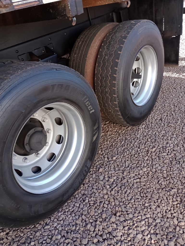 Caminhão MERCEDES BENZ MB 1316 Graneleiro ANO 1980 de Pátio 43 no Paraná