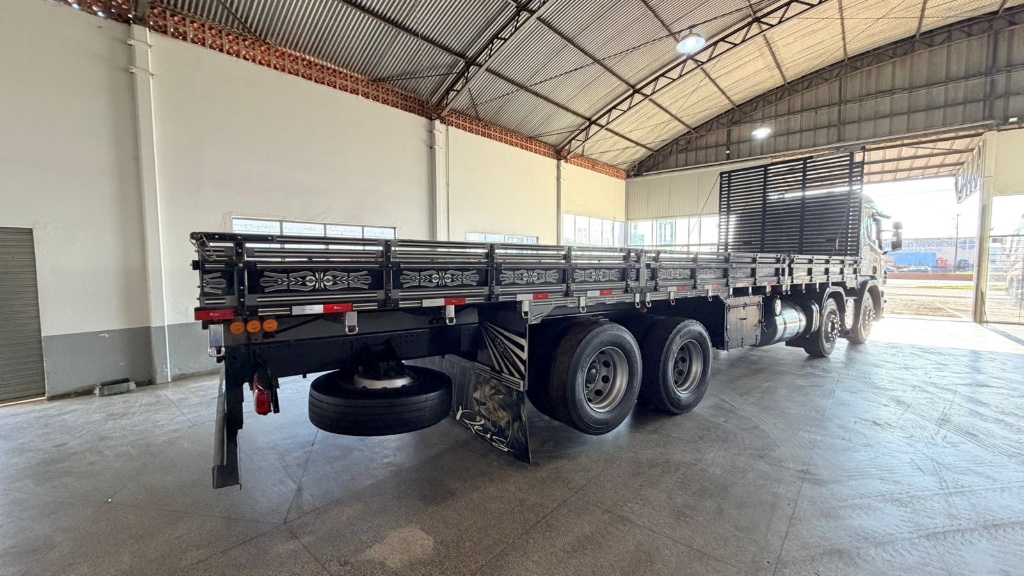 Caminhão SCANIA P310 Carroceria ANO 2013 de Pátio 43 no Paraná