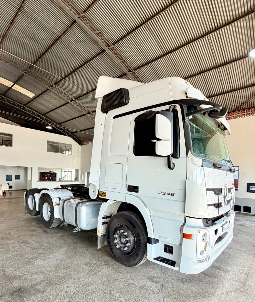 Caminhão MERCEDES BENZ MB 2546 Cavalo Mecânico ANO 2020 de Pátio 43 no Paraná