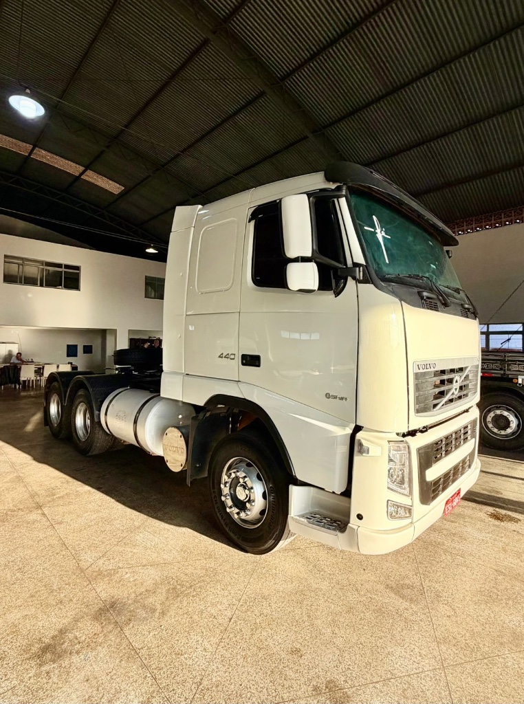 Caminhão VOLVO FH 440 Cavalo Mecânico ANO 2011 de Pátio 43 no Paraná