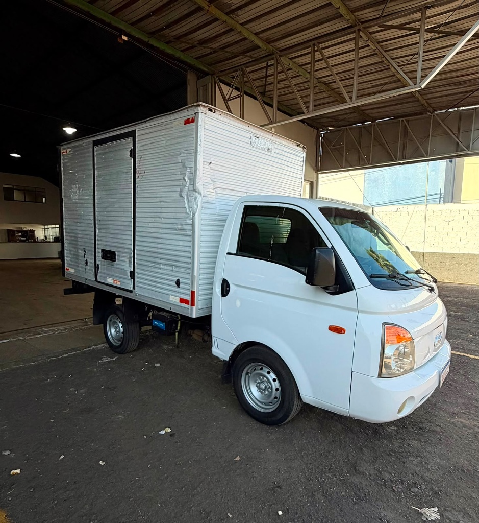 Caminhão HYUNDAI HR Baú Furgão ANO 2009 de Pátio 43 no Paraná