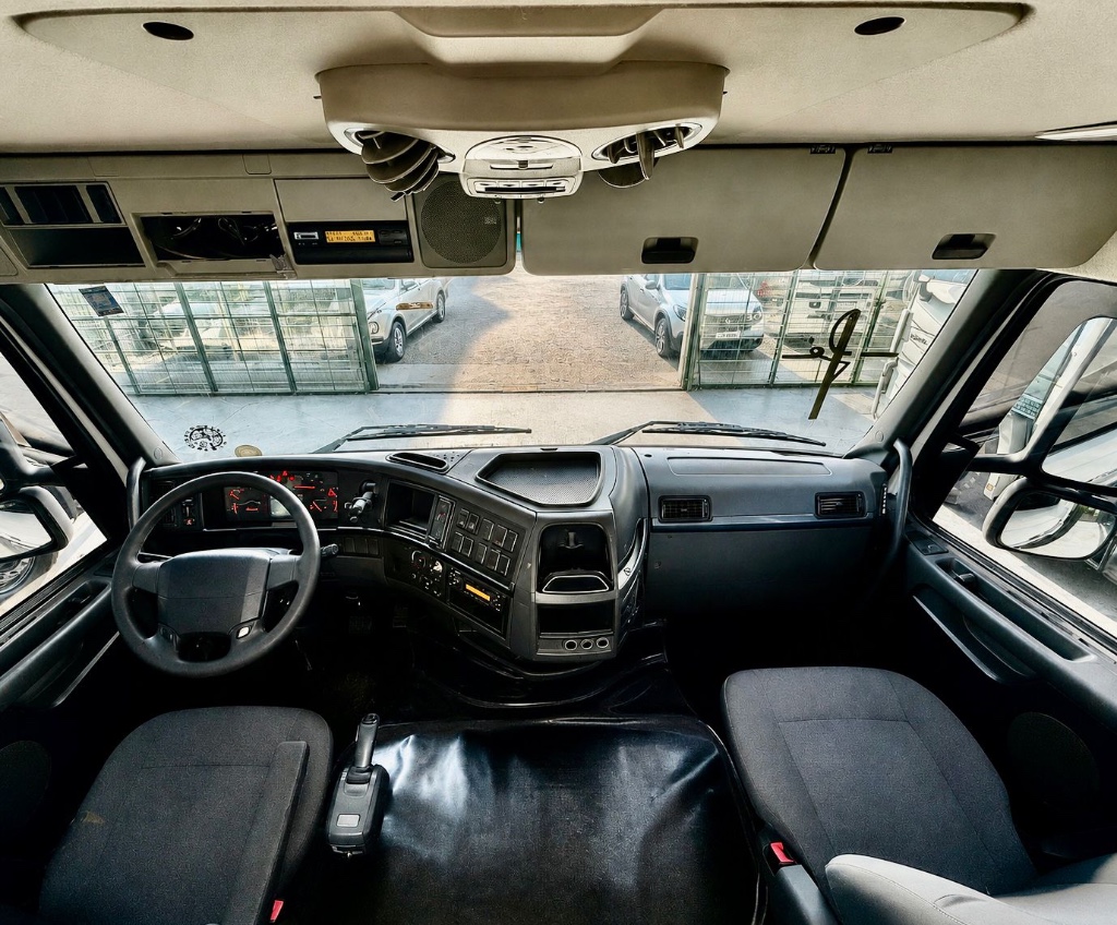 Caminhão VOLVO FH 440 Cavalo Mecânico ANO 2011 de Pátio 43 no Paraná