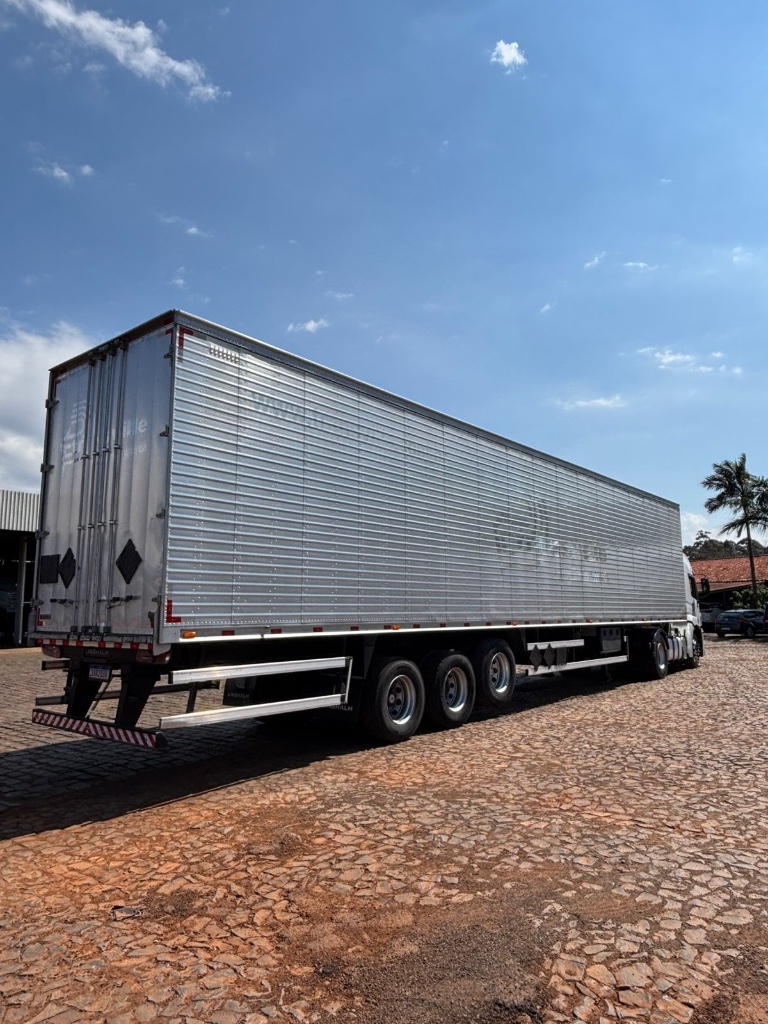 Caminhão VOLKSWAGEN VW 19330 Cavalo Mecânico ANO 2012 de Pátio 43 no Paraná