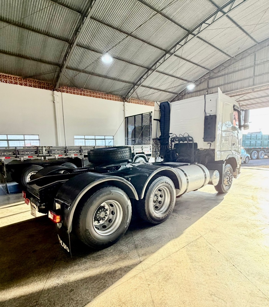 Caminhão VOLVO FH 440 Cavalo Mecânico ANO 2011 de Pátio 43 no Paraná