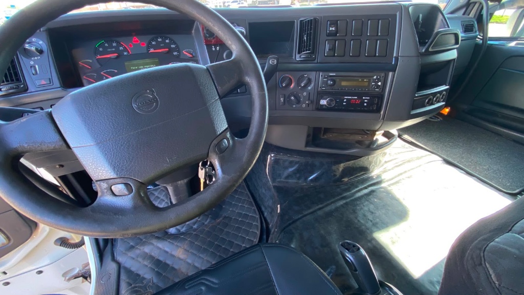 Caminhão VOLVO FH 460 Cavalo Mecânico ANO 2014 de Pátio 43 no Paraná