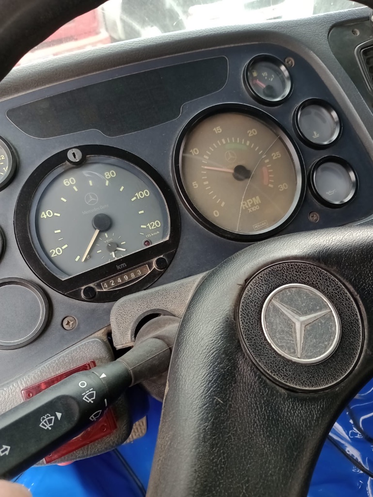 Caminhão MERCEDES BENZ MB 1620 Caçamba Basculante ANO 2003 de Pátio 43 no Paraná