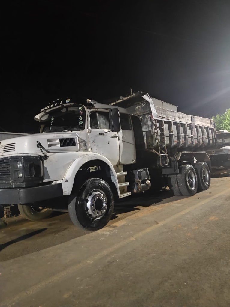 Caminhão MERCEDES BENZ MB 1933 Caçamba Basculante ANO 1987 de Pátio 43 no Paraná