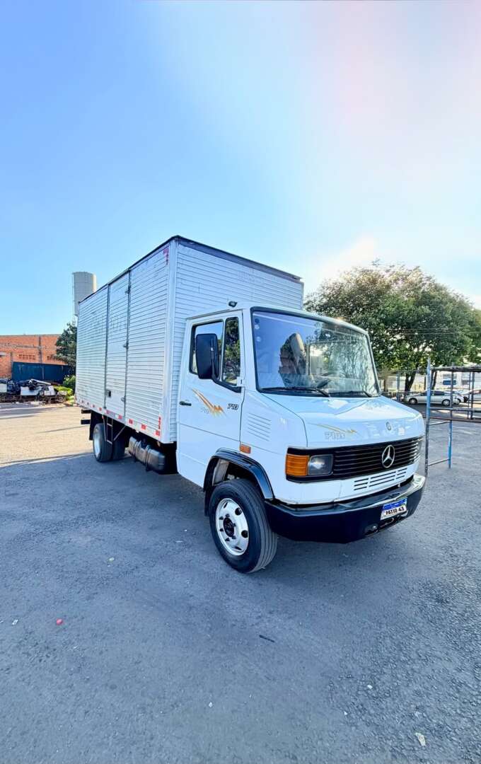 Caminhão MERCEDES BENZ MB 710 Baú Furgão ANO 2003 de Pátio 43 no Paraná