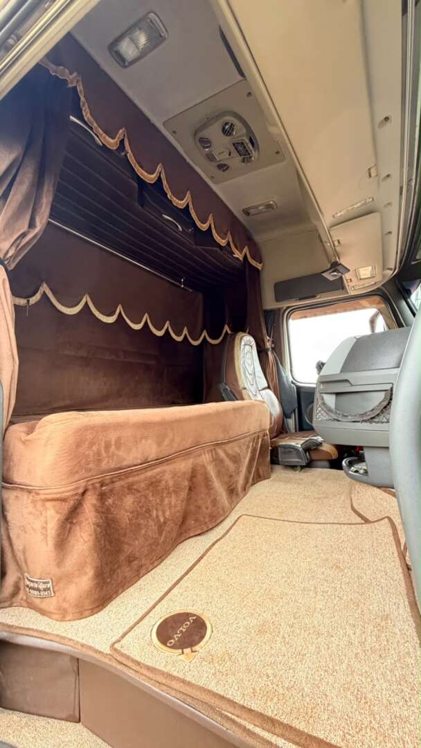 Caminhão VOLVO FH 460 Cavalo Mecânico ANO 2012 de Pátio 43 no Paraná