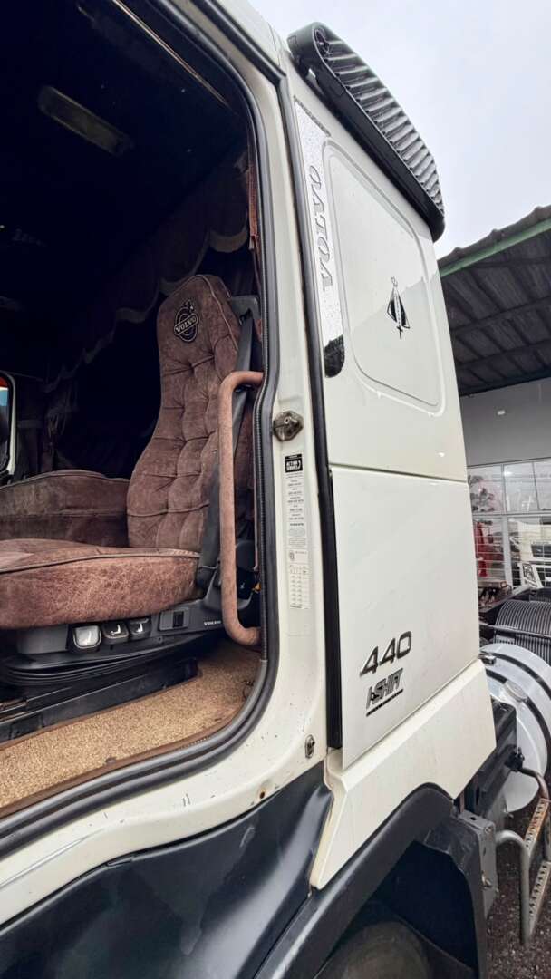Caminhão VOLVO FH 440 Cavalo Mecânico ANO 2010 de Pátio 43 no Paraná