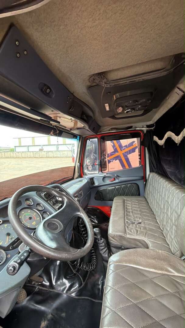 Caminhão MERCEDES BENZ MB 1620 Baú Furgão ANO 2003 de Pátio 43 no Paraná