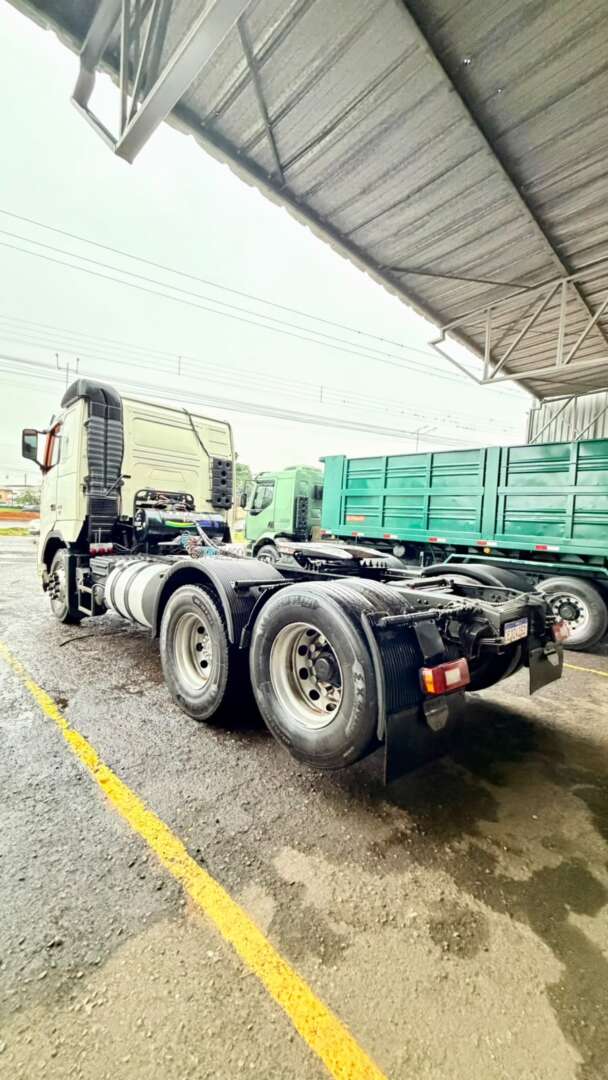 Caminhão VOLVO FH 440 Cavalo Mecânico ANO 2010 de Pátio 43 no Paraná