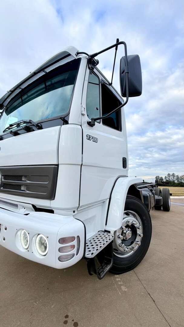 Caminhão MERCEDES BENZ MB 1718 Chassis ANO 2009 de Pátio 43 no Paraná