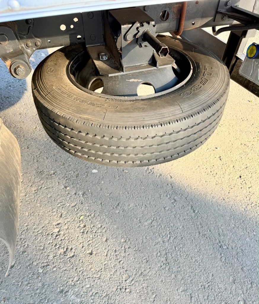 Caminhão MERCEDES BENZ MB 710 Baú Furgão ANO 2003 de Pátio 43 no Paraná