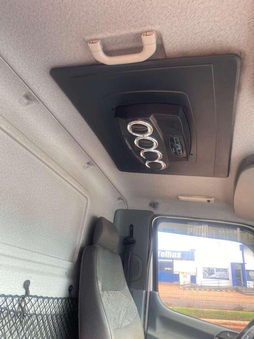 Caminhão MERCEDES BENZ MB 1016 Aves Vivas ANO 2018 de Pátio 43 no Paraná