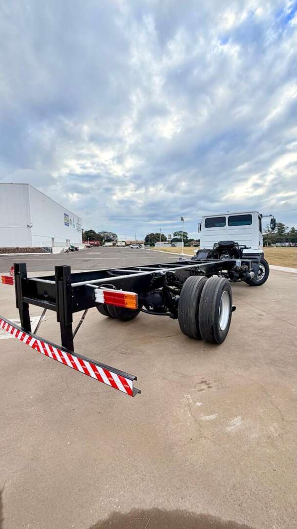 Caminhão MERCEDES BENZ MB 1718 Chassis ANO 2009 de Pátio 43 no Paraná