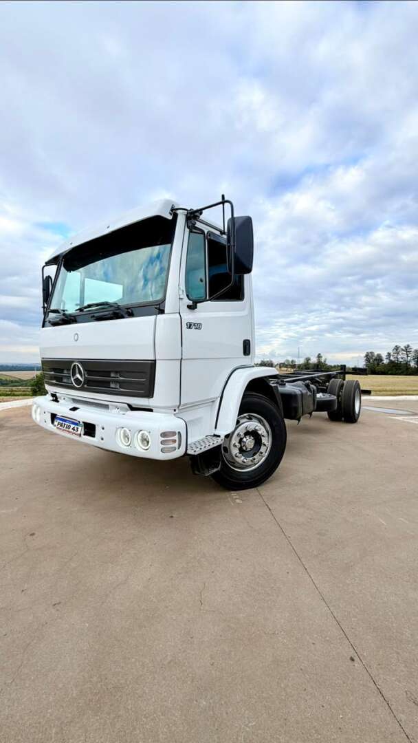 Caminhão MERCEDES BENZ MB 1718 Chassis ANO 2009 de Pátio 43 no Paraná