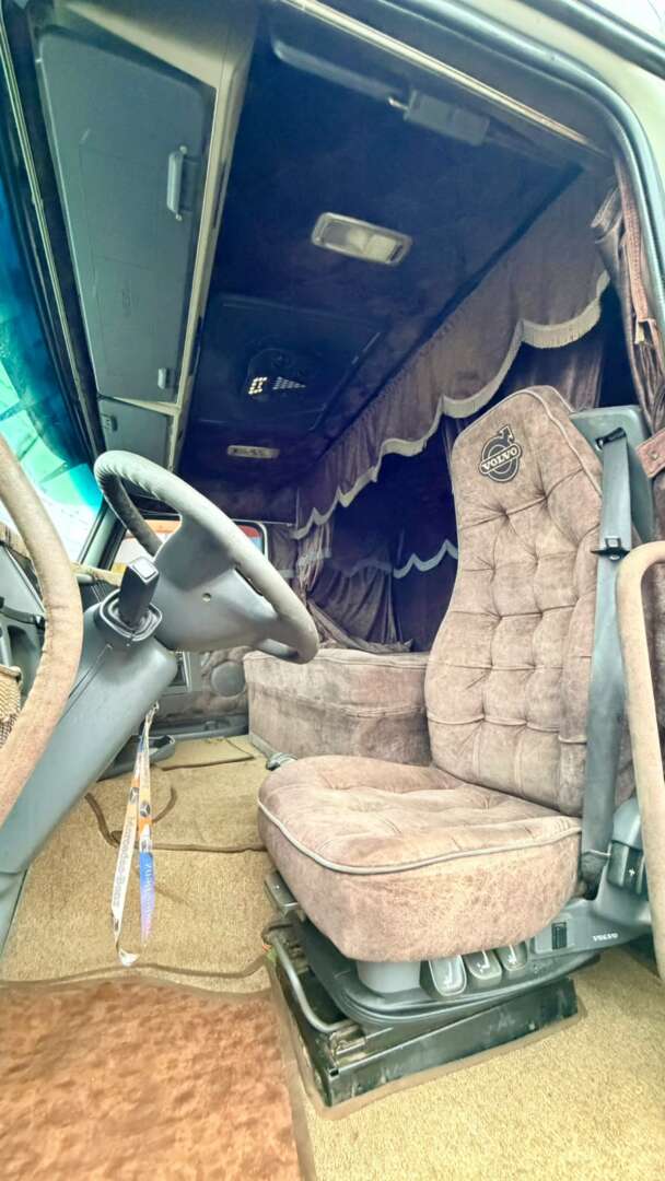 Caminhão VOLVO FH 440 Cavalo Mecânico ANO 2010 de Pátio 43 no Paraná