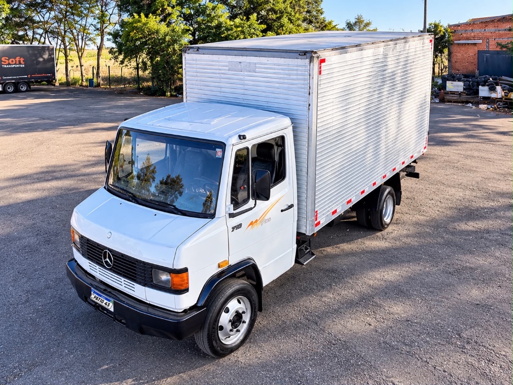 Caminhão MERCEDES BENZ MB 710 Baú Furgão ANO 2003 de Pátio 43 no Paraná