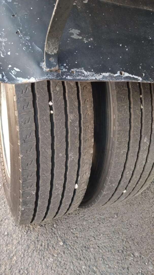 Caminhão MERCEDES BENZ MB 1620 Baú Furgão ANO 2003 de Pátio 43 no Paraná
