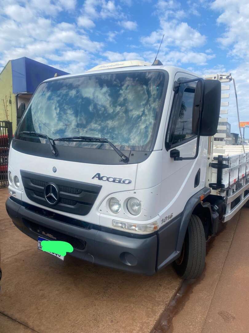 Caminhão MERCEDES BENZ MB 1016 Aves Vivas ANO 2018 de Pátio 43 no Paraná