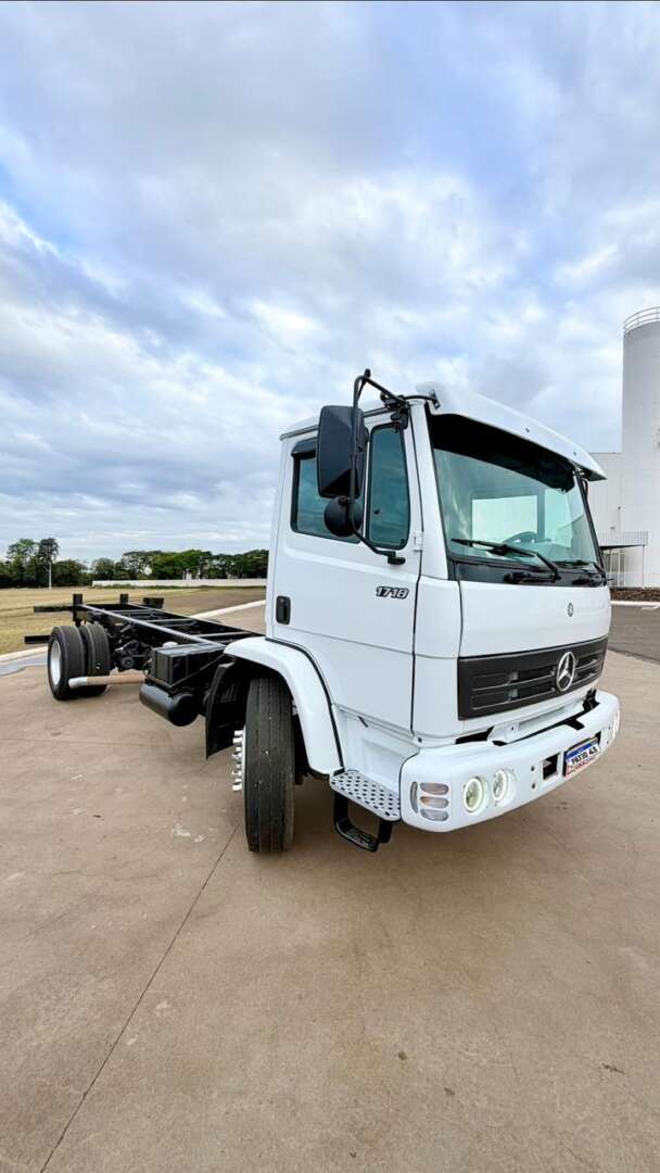 Caminhão MERCEDES BENZ MB 1718 Chassis ANO 2009 de Pátio 43 no Paraná