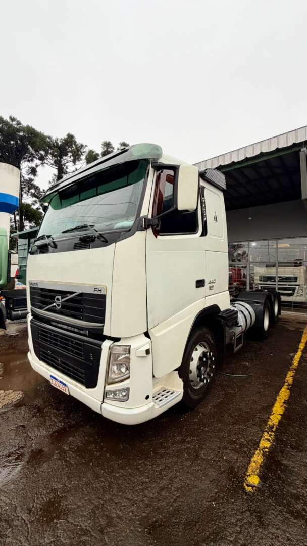 Caminhão VOLVO FH 440 Cavalo Mecânico ANO 2010 de Pátio 43 no Paraná